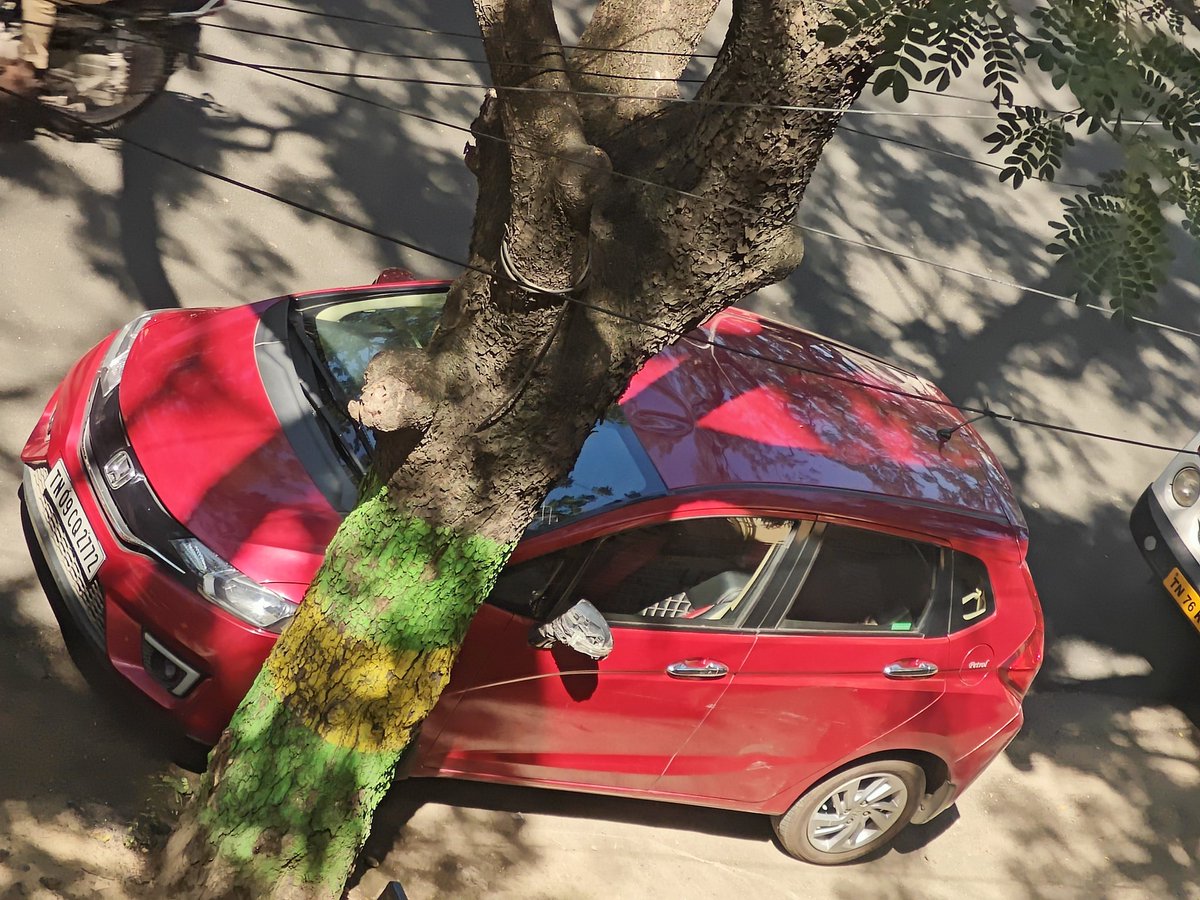 iamaravindvb's tweet photo. Car with registration number TN 09 CQ 2772 has been parked in front of the apartment gate blocking the passage since the last few hours

Location: PV RAJAMANNAR SALAI, KK NAGAR 

 @ChennaiTraffic @chennaipolice_ @chennaicorp @ChennaiCityUpd 

#chennai #parking
kindly take action https://t.co/gWqsUajtDn