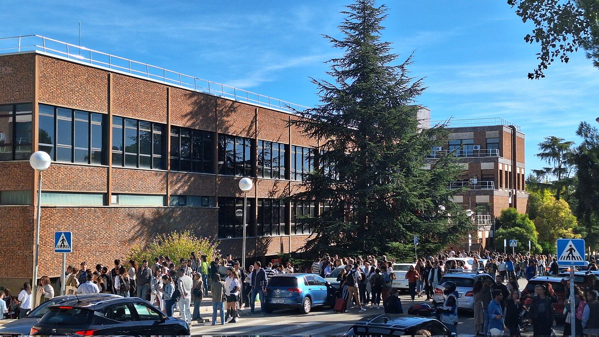 maria_torrens's tweet photo. 5.000 personas desplazadas dsd toda España. Minutos antes de empezar el examen, nos enteramos x rumores d q se han filtrado preguntas y se suspende la prueba. La confirmación nos llega antes x los medios que x un mail de RTVE. NADIE nos dice nada en persona 😳 #OposicionesRTVE https://t.co/AqYjFw6S1B