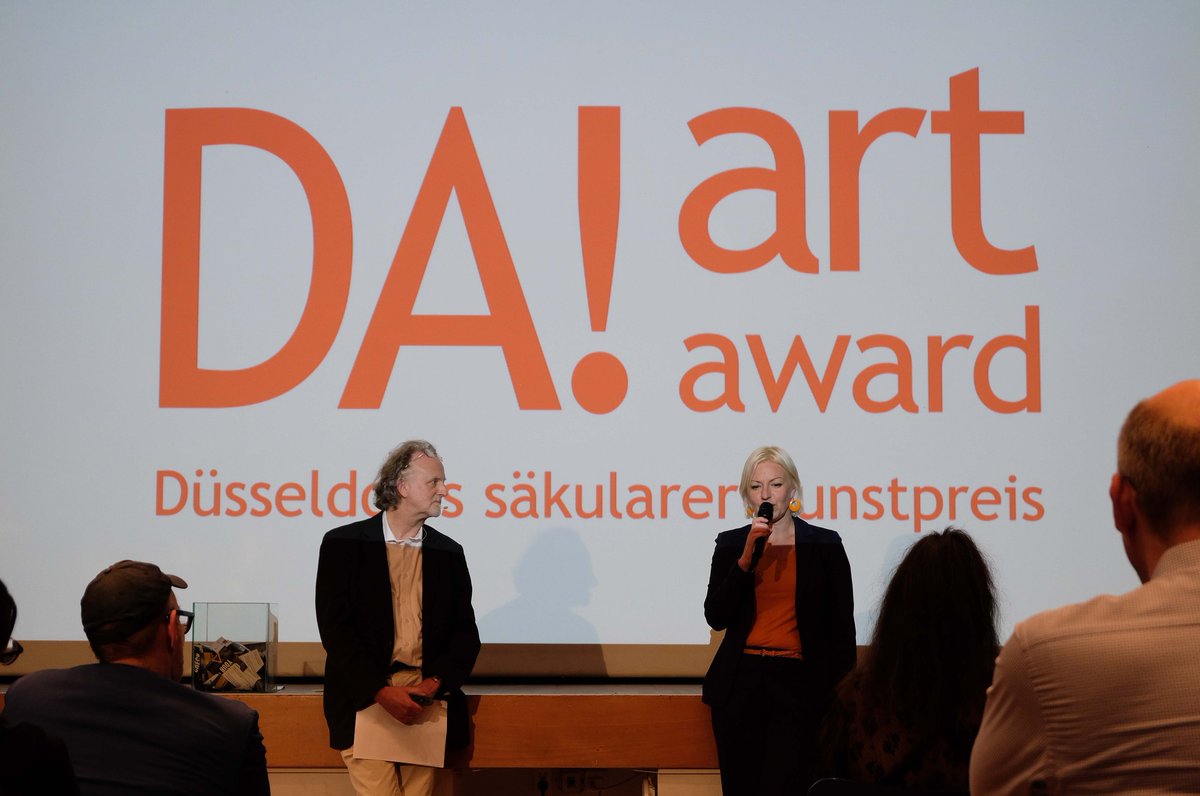 DusseldorferD's tweet photo. Bilder von der Preisverleihung // DA! Art-Award 2024: CHECK YOUR DOGMA // im Stadtmuseum Düsseldorf
Glückwunsch an die drei Gewinnerinnen Nana, Panya und Zora vom Projekt affenBRUT! #artbrutanimal #checkyourdogma #wirsindda #DAArtAward @Stadtmuseum_ https://t.co/UVgbyntDlg