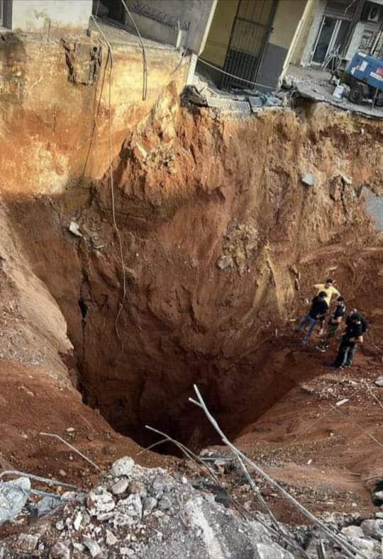 JeremBenhaim's tweet photo. Regardez la taille de cet énorme trou créé par les bombes anti-bunker qui ont pénétré le sol ainsi que le bunker en béton dans lequel Hassan Nasrallah et d'autres terroristes se cachaient lorsqu'ils ont été éliminés par #Israël.

La vidéo de droite explique très bien comment un tel impact a été rendu possible.

Pour éliminer le chef du #Hezbollah, l’armée israélienne a utilisé 85 bombes américaines BLU-109 (dites bunker buster bombs) pesant chacune environ une tonne, d’où la taille énorme du cratère.

Impressionnant.