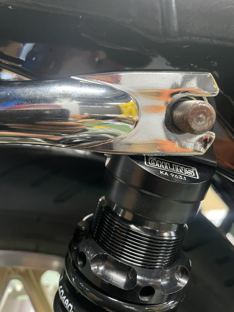 SANCTUARY_WiLL's tweet photo. Rサスがストロークした際にグラブバーがRサスをゴリゴリに削ってしまう為、逃げるように加工!
溶接で埋め、この後再メッキへと出します👍
#カワサキ #kawasaki #z1 #z2 #kz1000 #acsanctuary #sanctuarywill #サンクチュアリーウィル #山梨バイク #山梨バイクショップ https://t.co/S0gm2rHJcB