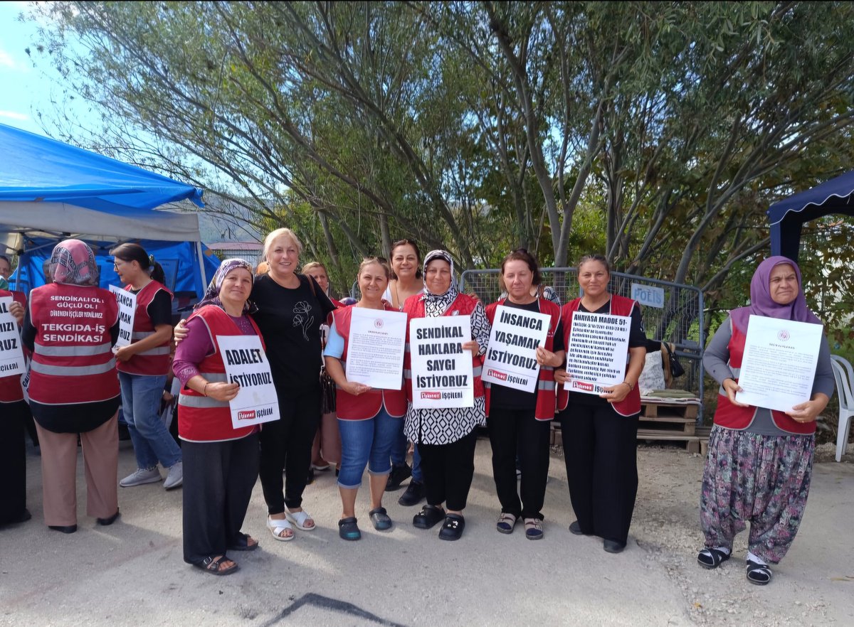 Düşük ücrete, mobbinge ve fazla mesailere itiraz eden, çoğunluğu kadın 146 kişinin işten atıldığı Ürdünlü şirket Polonez Gıda fabrikasındaki direniş haftalardır sürüyor. 

Polonez Gıda’yı protesto ediyor ve ürünlerini almıyoruz. Sen de bu mücadeleye destek ol ve #PolonezAlma !