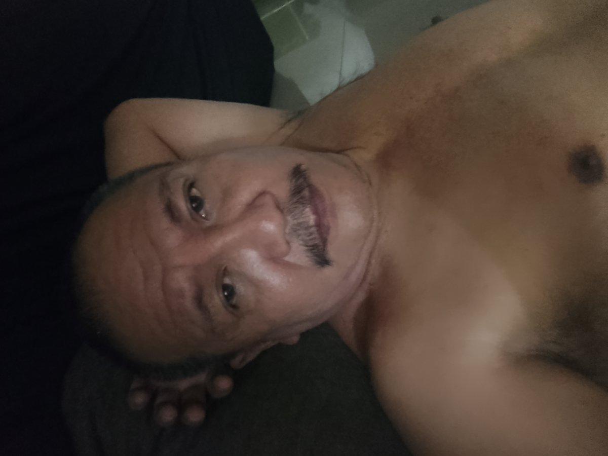 kalakumag's tweet photo. Kagising lang ni Emong naka 7 hours din..Sarap matulog talaga sa flooring malamig...naalala ko tuloy matulog sa banig nung 70's matigas sa likod😁😂

Etong si Julio kahit nasa Saudi gumagana ang network..Malaan ko kung anong Project locally nakuha neto pag tumawag naka 3 misscall https://t.co/cynyhRrgl2