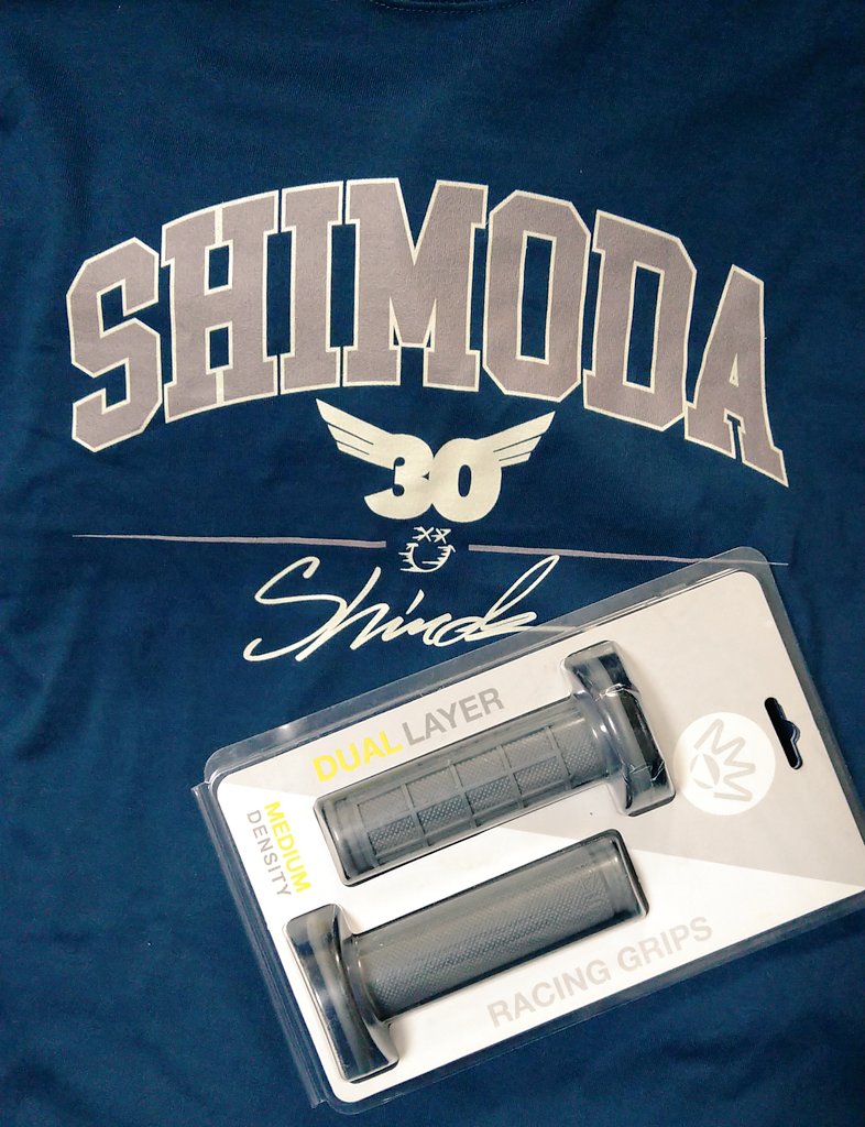 nakamoon58's tweet image. KXの破けたグリップを交換せねばと思い、#MikaMetals を購入

あと売り子嬢の熱意（絶叫）に絆されシモジョーＴシャツも購入