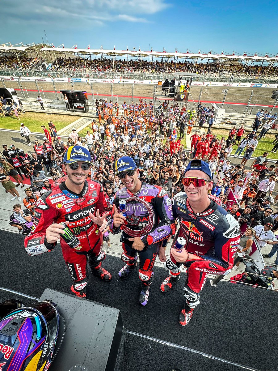 MotoGP's tweet photo. Your #IndonesianGP 🇮🇩 heroes 🤩

🥇 @88jorgemartin 
🥈 @37_pedroacosta 
🥉 @PeccoBagnaia 

#MotoGP 🏁 https://t.co/KnWIceffNN