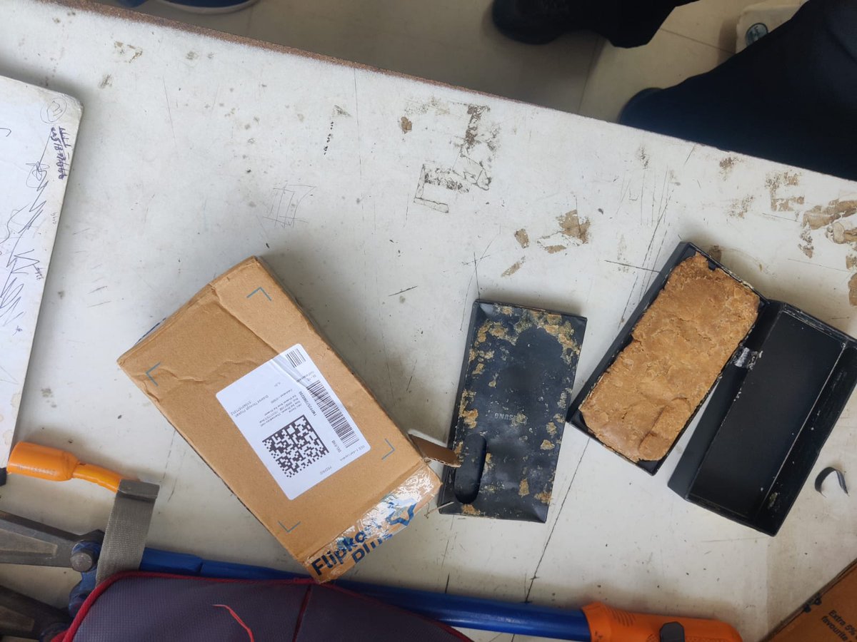 av4826's tweet photo. @Flipkart @Flipkartminutes @Flipkart ordered a Samsung S23 during Big Billion Days, but received a soap in the box instead! This is highly unacceptable. Please resolve this issue immediately! #FlipkartBigBillionScam #FlipkartCustomerService https://t.co/tT22tAgrij