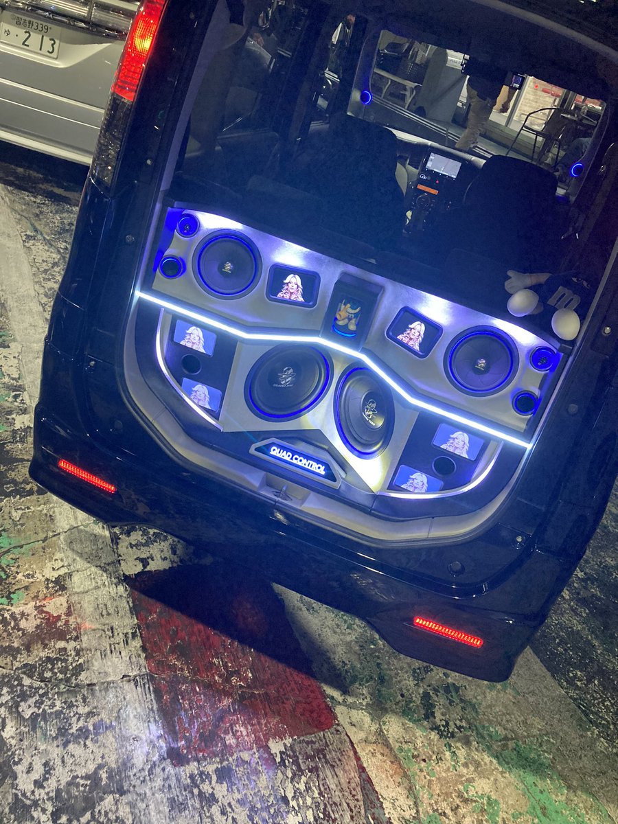 quad_yu_suke's tweet photo. SHOWTIMEお疲れ様でした🙇‍♂️
自分の通勤車レベルアップ😂

後ほど詳細載せます🙆‍♂️

車内音質審査なのにほぼ関係ないトランク作ってました🤣
ルーフ、前後バンパー、サイドミラー、サイドステップ塗って、足回りやって、オーディオ作ってを注文から全部で２週間🥹

あ、3位でした🙇‍♂️ありがとうございます🙇‍♂️ https://t.co/TA8UVrTTmD