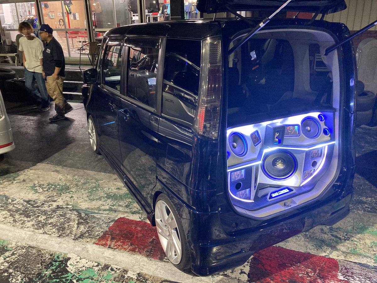 quad_yu_suke's tweet photo. SHOWTIMEお疲れ様でした🙇‍♂️
自分の通勤車レベルアップ😂

後ほど詳細載せます🙆‍♂️

車内音質審査なのにほぼ関係ないトランク作ってました🤣
ルーフ、前後バンパー、サイドミラー、サイドステップ塗って、足回りやって、オーディオ作ってを注文から全部で２週間🥹

あ、3位でした🙇‍♂️ありがとうございます🙇‍♂️ https://t.co/TA8UVrTTmD
