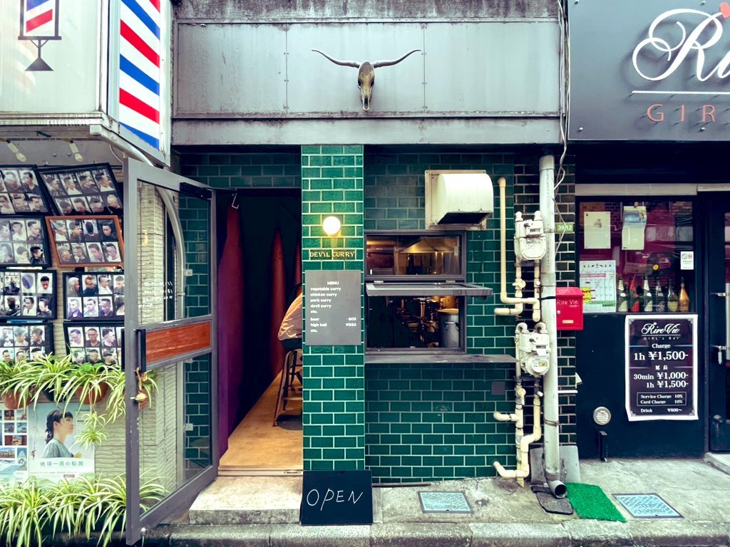 thin_usui's tweet photo. 今日のランチは北千住にある
「DEVIL CURRY」インドカレー(辛口)
お店が兎に角カッコイイ。カレーはスパイスの効いたライスカレー。上に乗った千切りのピーマンと生姜とアクセントのパクチーがいい仕事してます👍さいこー。
#グルメ #DEVILCURRY https://t.co/7FEPFyHyuJ