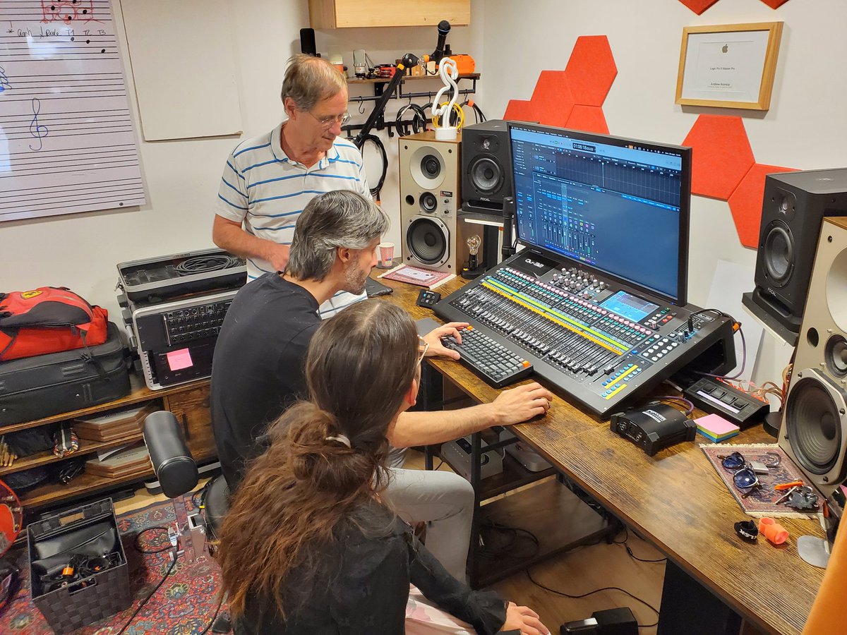 Ateliercine2m's tweet photo. Enregistrement hier de la bande son au Studio  PrisK du Tignet avec Andrew ingénieur du son à la manœuvre sur Logic Pro. Au piano 🎹, Angèle apres un travail de 6 mois a fait la preuve d'une finesse d'interprétation inégalée. Une vraie pro!Bravo à elle #filmscolaire L'échappée https://t.co/hBT5BDm7v1