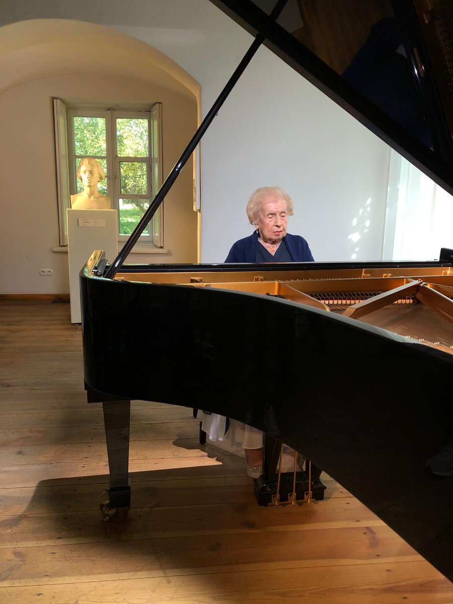 🎶 Maestra Lidia Grychtołówna is already rehearsing before she takes the “stage” at Chopin’s Birthplace, at 12 p.m. and 3 p.m. today. 

🎥 The 12 p.m. recital will be broadcast on our YouTube channel. Make sure to join in! 
youtube.com/live/ig3qJtT7r…

#sundaychopinrecitals