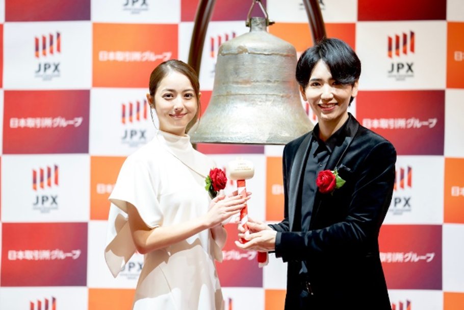 AIロボティクスが9/27に新規上場。おめでとうございます。
社名からAIやテックを想起させるけど、中身はD2Cに強みのある化粧品メーカー。ブランドアンバサダーの佐々木希が東証の鐘を叩いたことも話題に。
以下、雑多に深掘りしていく。幅広く紹介ではなく一部深掘り。ガチ分析も含みます。

(1/n)