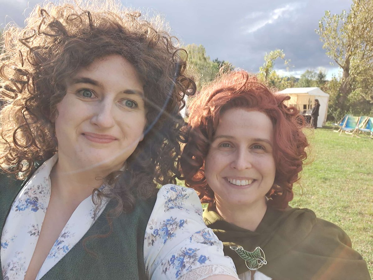 Lizzie_owlycat's tweet photo. A Took family selfie with @drunkartistcos - because really, if there's one hobbit family I'd definitely be a member of, it's the Tooks... https://t.co/3PhWfZ6Bqa
