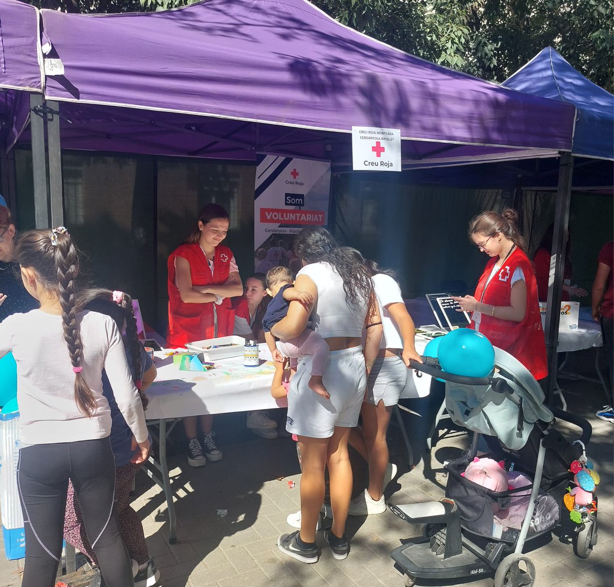 Al barri de la Ribera, si participes millores el barri! I el nostre jovent no va dubtar a fer-ho, amb una proposta que convidava a reflexionar i a trencar estereotips sobre les persones nouvingudes👏

#creurojacerimo #montcadaireixach #laribera #inclusió #personesmigrades