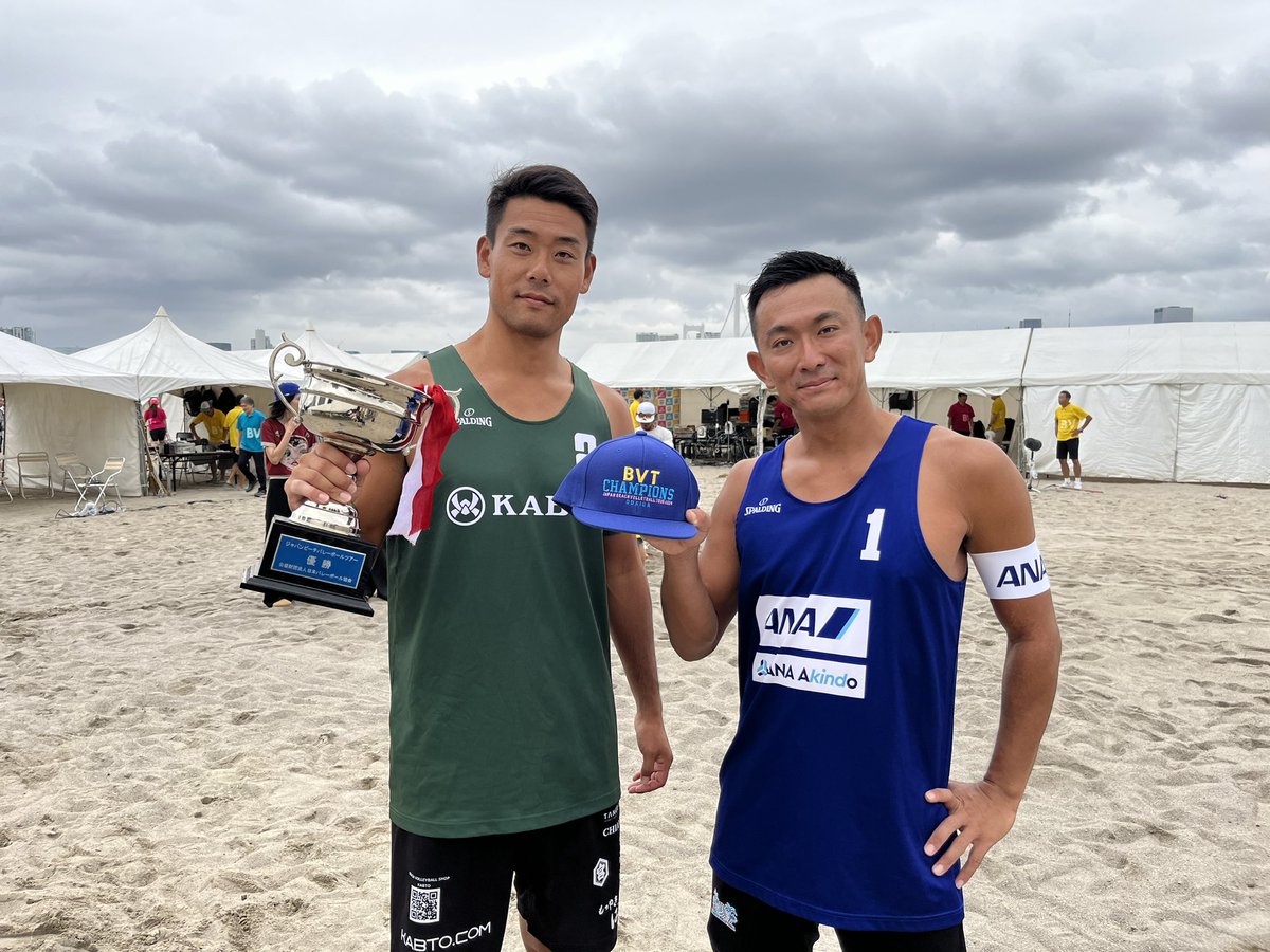 beach_kabto's tweet image. 🇯🇵ジャパンビーチバレーボールツアー2024第7戦グランドスラムお台場大会　表彰式

🥇 髙橋巧･池田隼平ペア
🥈 上場雄也･長谷川徳海ペア
🥉 石島雄介･庄司憲右ペア
🥉 倉坂正人･上田翔貴ペア

応援ありがとうございました！

#カブトビーチバレーボールプロジェクト
#ビーチバレー
#KABTO #カブト