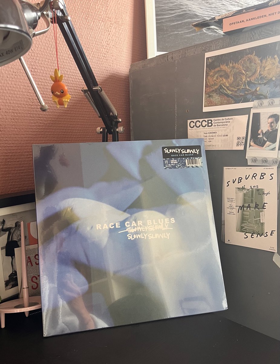 FakePlasticRuby's tweet image. Oké het gaat niet zo heel erg goed maar de plaat die ik al een paar jaar in verschillende steden en shops zocht staat ineens op mijn bureau met dank aan mijn lief die weet dat niet alles, maar wel veel, beter gemaakt kan met muziek (en aan @kvdeede om ze te boeken)