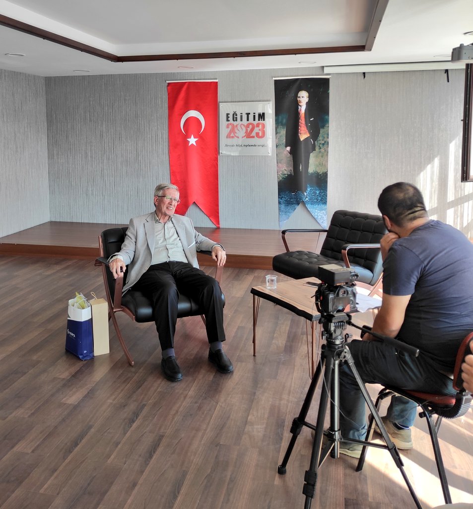 egitim2023der's tweet photo. Eğitim 2023 Derneği'nde Oyunlarla Büyümek Söyleşisi! Eğitimci ve Yazar Reşat Gürel,eğitimde oyunların önemi üzerine verimli bir sohbetin gerçekleştiği bu buluşma, fikirlerimize ilham kaynağı oldu.Katılan tüm öğretmenlerimize ve katkılarından dolayı Reşat Gürel'e teşekkür ederiz https://t.co/0t6VHgs9cF