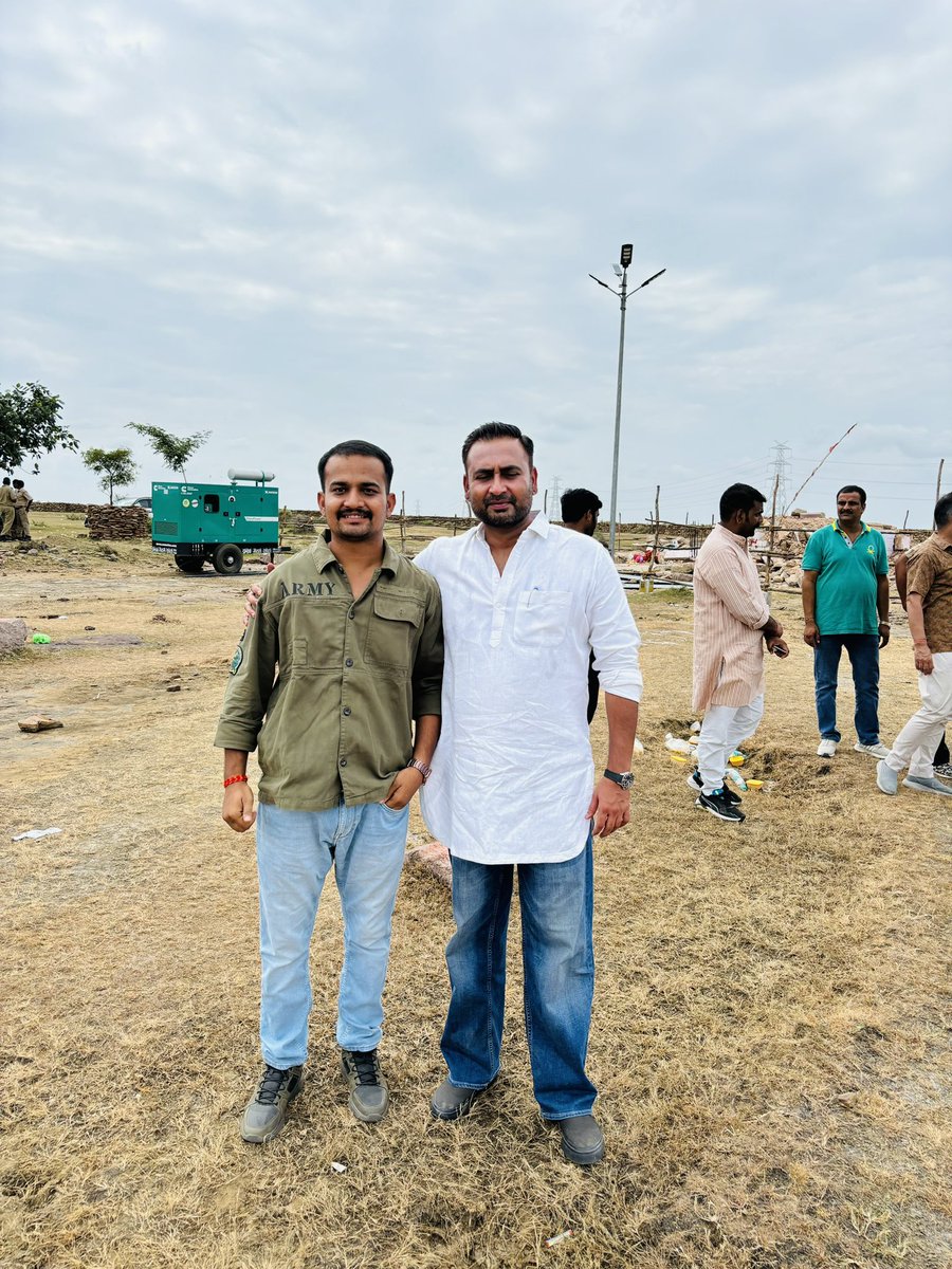HadaRulers's tweet photo. आज राव सूरजमल हाड़ा छतरी पुनःनिर्माण प्रकरण में जागृत स्थल पर पधारें @AzadBarmer  और ज़ोर शोर से आवाज़ उठाते हुए छतरी को पूरी प्रतिष्ठा के साथ पुनः उसी स्थान पर निर्माण किया जाये ।

@AzadBarmer 
धन्यवाद हुक्म🙏🏻 https://t.co/gxaVLFPAnx