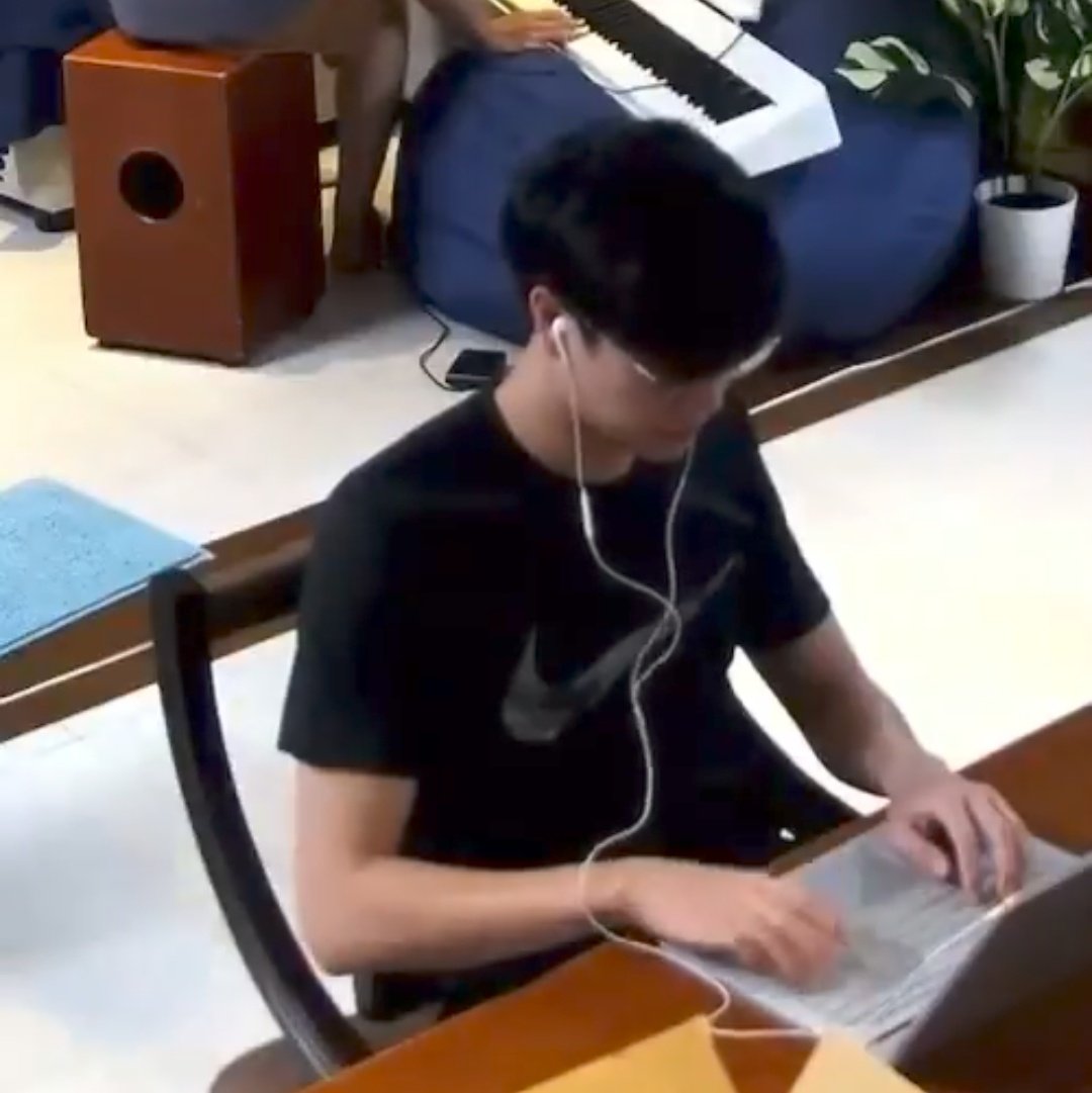 naravitaminz's tweet photo. remember when he had classes n group assignment while filming for safe house huhu 🤍

#PhuwinGraduationDay
#phuwintang https://t.co/KwgzRyI4Zc