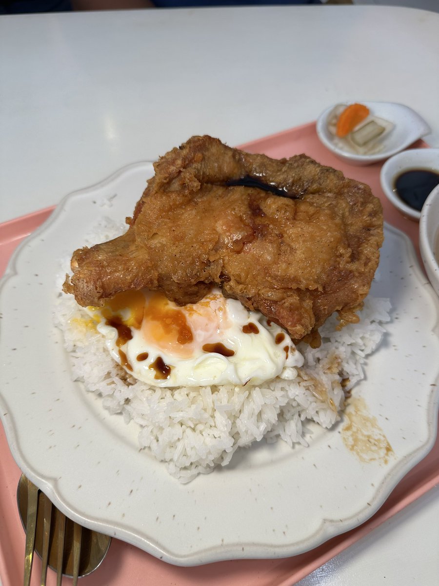 dinewithpigs's tweet photo. ร้าน Jinji เยื้องๆ ปรีดี 31🍳 ตัวดังต้องข้าวไก่ทอดจัมโบ้ แต่ที่อยากแนะนำอีกจานคือข้าวหน้าเนื้อลูกคุณหนู! มาเยอะมาใหญ่ทั้งคู่ ไก่ทอดเป็นน่องสะโพกบึ้มๆ ทอดมากรอบด้านในนุ่มจุ๊ยซี่ เค็มมันหอมๆ นัวไข่ดาว ด้านเนื้อก็นุ่มไม่เหนียว เป็นไทย-วากิว ให้เยอะด้วยย อาหย่อยย @aroii #อร่อย https://t.co/GPFP5kKozG