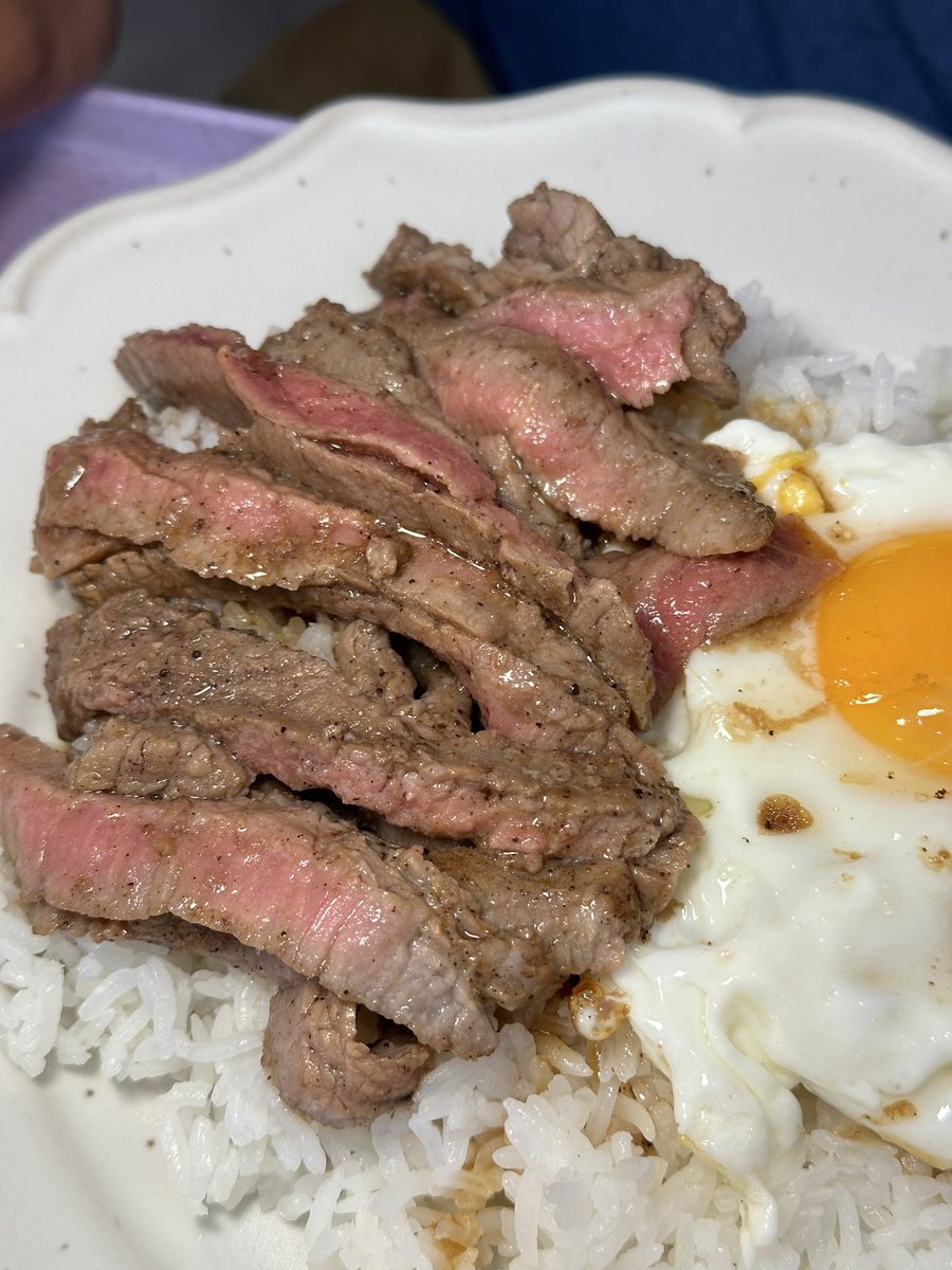 dinewithpigs's tweet photo. ร้าน Jinji เยื้องๆ ปรีดี 31🍳 ตัวดังต้องข้าวไก่ทอดจัมโบ้ แต่ที่อยากแนะนำอีกจานคือข้าวหน้าเนื้อลูกคุณหนู! มาเยอะมาใหญ่ทั้งคู่ ไก่ทอดเป็นน่องสะโพกบึ้มๆ ทอดมากรอบด้านในนุ่มจุ๊ยซี่ เค็มมันหอมๆ นัวไข่ดาว ด้านเนื้อก็นุ่มไม่เหนียว เป็นไทย-วากิว ให้เยอะด้วยย อาหย่อยย @aroii #อร่อย https://t.co/GPFP5kKozG