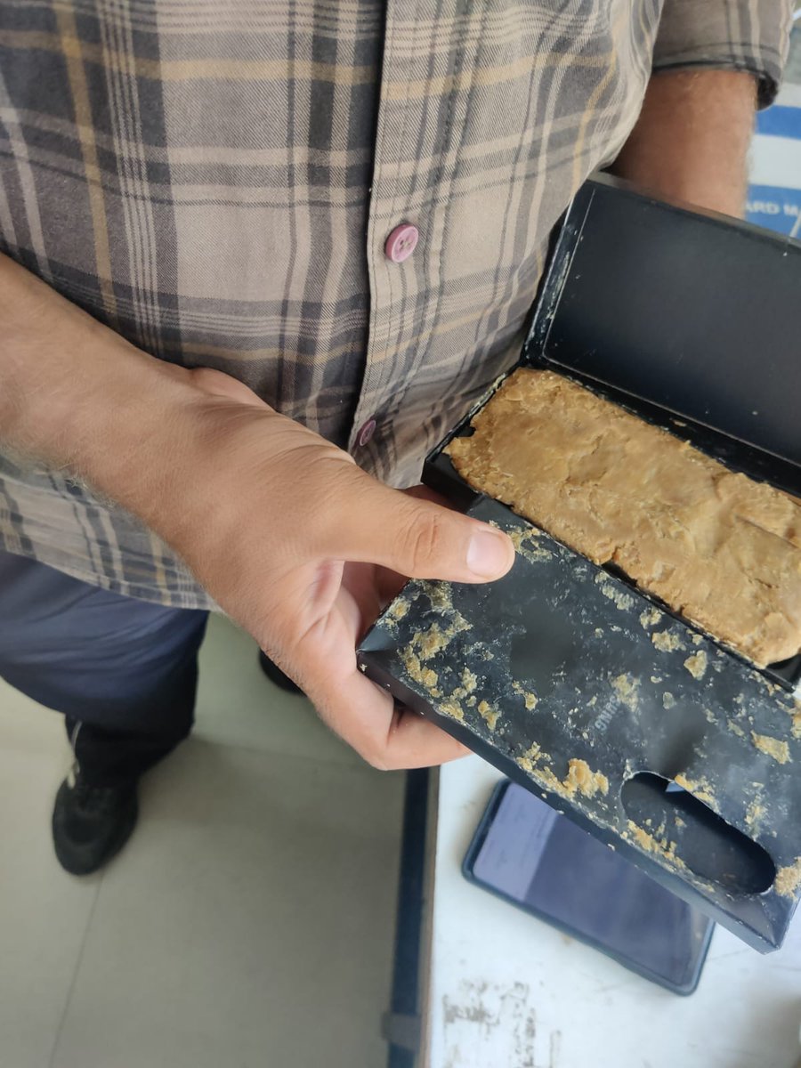 av4826's tweet photo. @SamsungIndia @SamsungIndia I had pre-booked a Samsung S23 for ₹999 during Big Billion Days, but I received a soap in the box! This is outrageous. Please resolve this immediately #FlipkartBigBillionDayScam
#BigBillionDaySale https://t.co/nAgShwrMIw