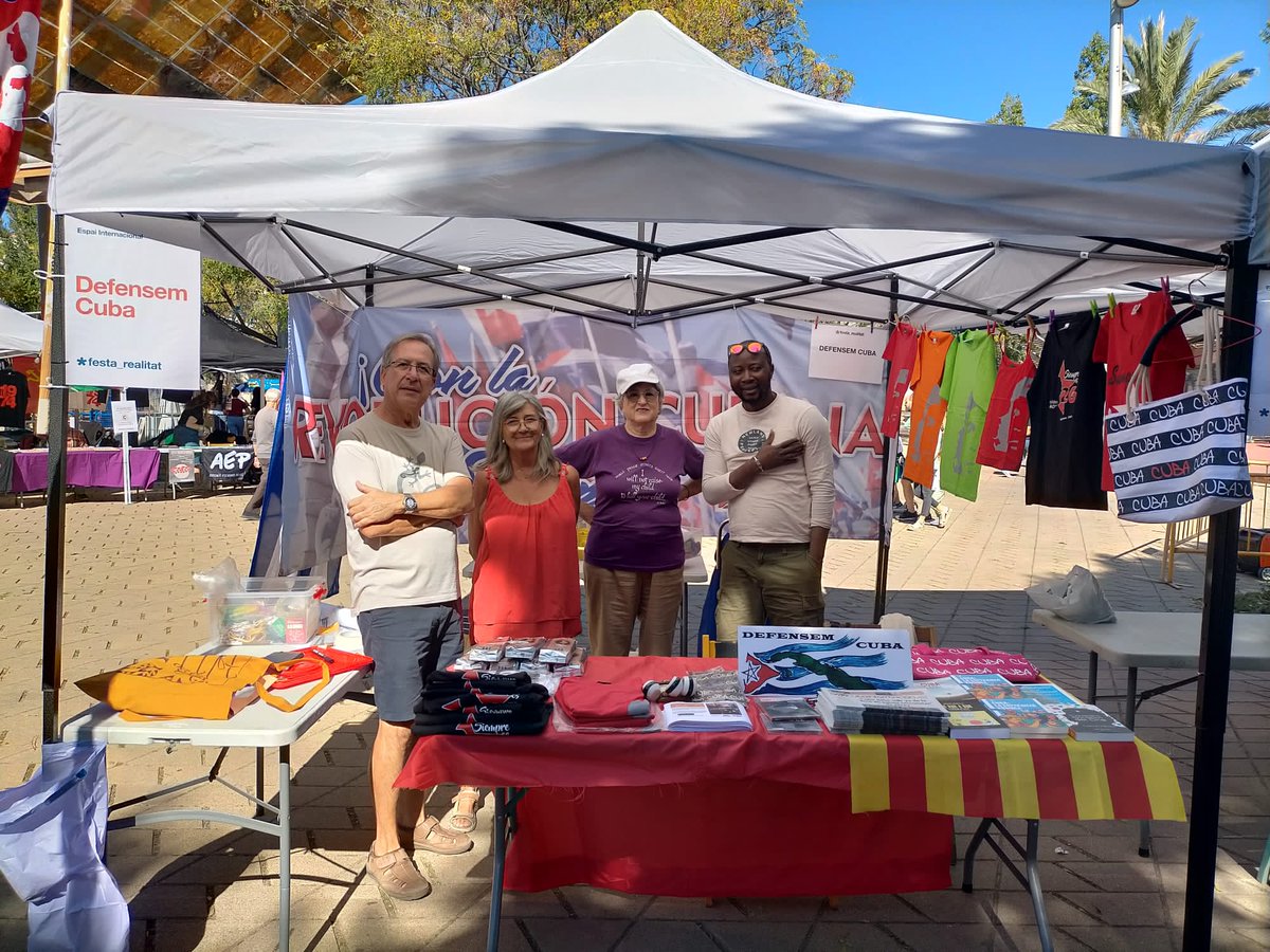 DefensemCuba's tweet photo. La solidaridad con #Cuba puede con todo!
#MejorSinBloqueo
Preciosa jornada de trabajo solidario. Cargamos otro contenedor, estuvimos presentes en la #FestaRealitat y asistimos a la actividad de #Badalona.
https://t.co/zRqQAG0bmT
📸 Angi https://t.co/A9Mf9nn4PT