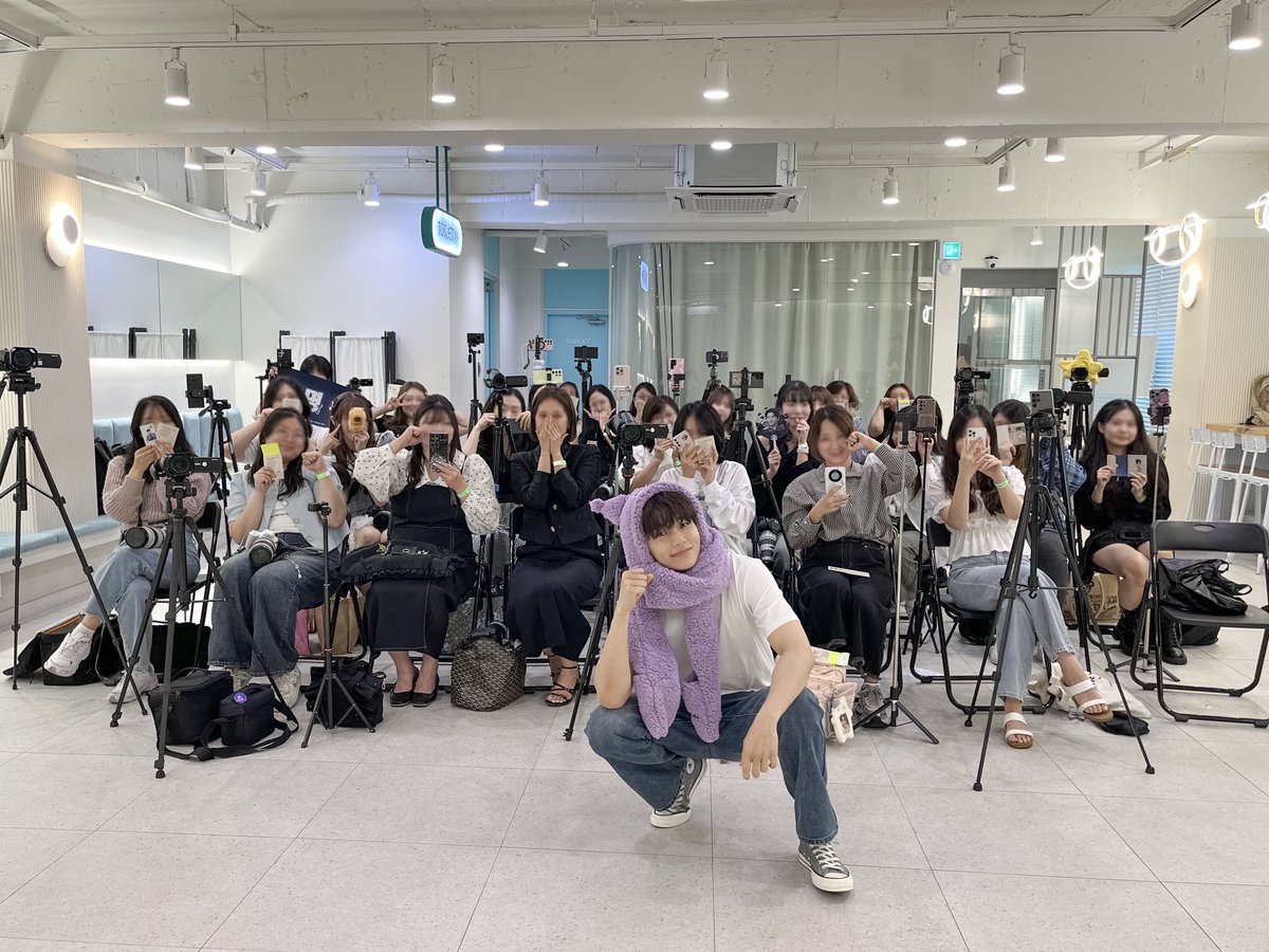 LKMS_official's tweet photo. [📷] 에버라인 대면 팬사인회

무반주로 레몬 열창한 명창 고양이🎶
그리고 레몬처럼 상큼한 명수의 거울 셀카🍋

#김명수 #KIMMYUNGSOO #엘 #L 
#L_247 #KIMMYUNGSOO_247 
#어떻게_널_사랑하지_않겠니 https://t.co/5fJz69IGet