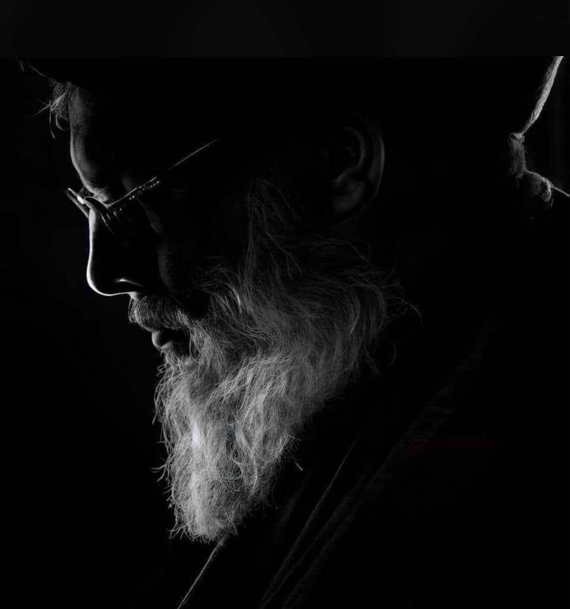 بس نقول "السيّد" ما في داعي نكفي ونقول كمالة اسمه.. كلّنا كنّا منعرف انو هو وحده السيّد بدون أسماء بدون حكي كتير.. السيّد هو السيّد.