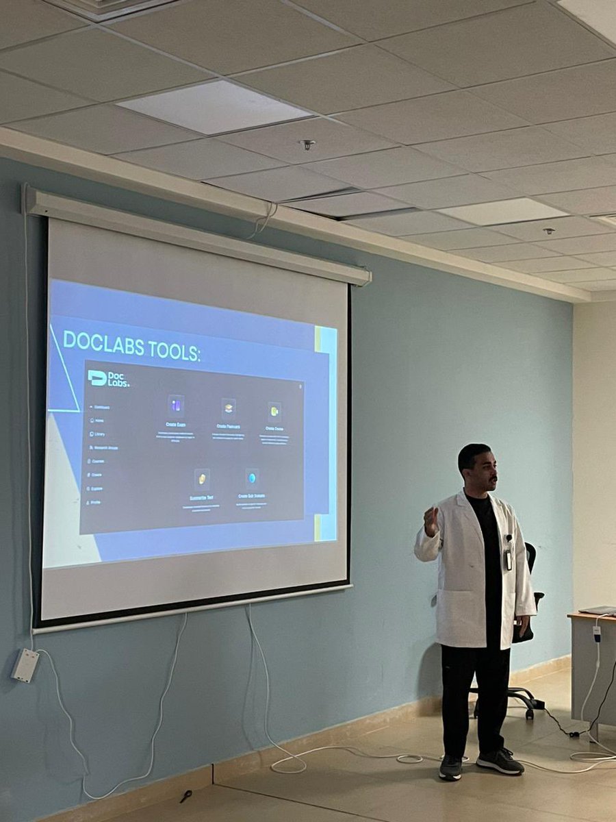 rkn5_'s tweet image. &quot;اليوم تشرفت بتقديم منصة دوكلابز لزملائي، والتي تمكننا كطلاب من الاستفادة من أدوات الذكاء الاصطناعي لتعزيز مسيرتنا العلمية. فخور بالمشاركة في هذه المبادرة الملهمة، وسعيد بالفرصة التي أتيحت لي لتبادل المعرفة ودعم زملائي في رحلة التعلم.&quot;