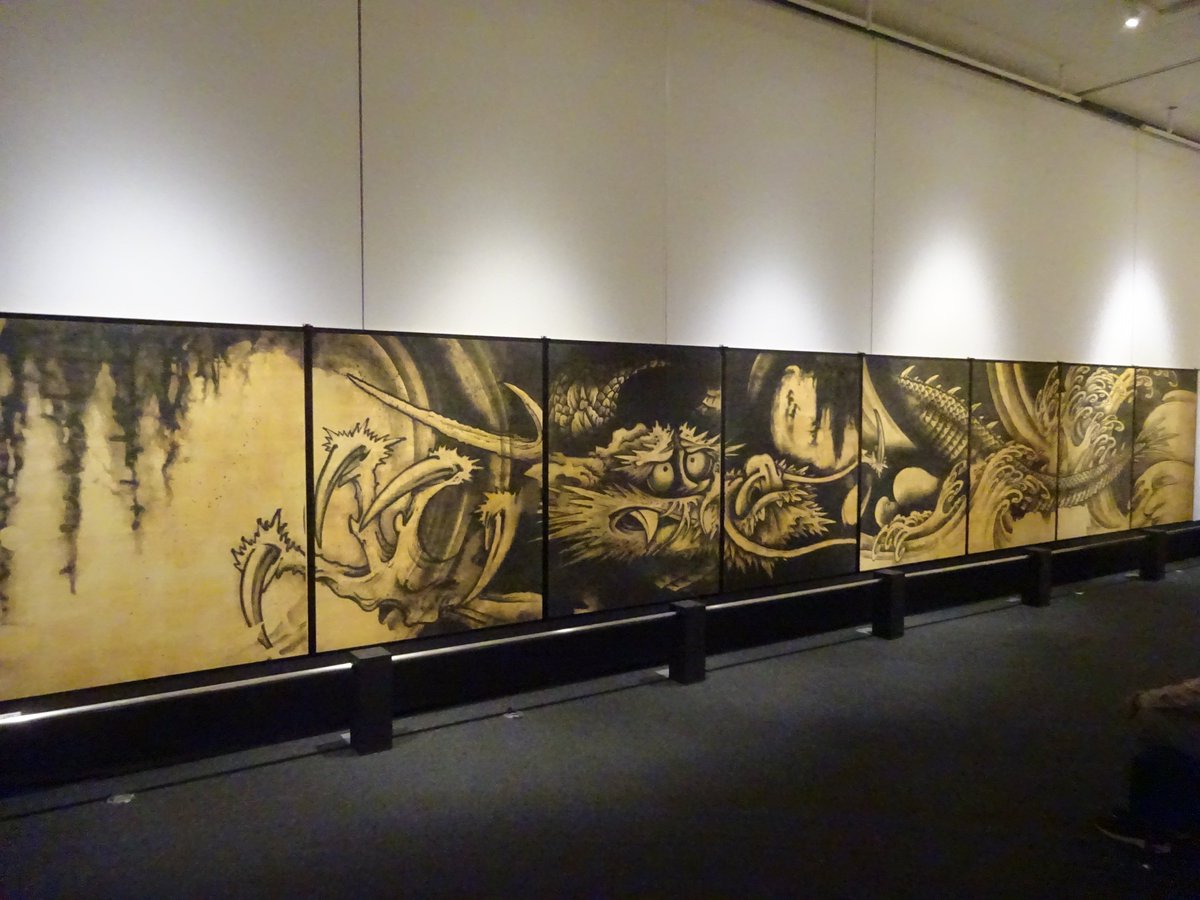 oka_city_museum's tweet photo. #一度は見たい国宝・名宝!?展～高精細複製品で実現 キセキの名品選～
奇想の画家・曽我蕭白が描いた「雲龍図」は元々、寺院の襖絵だったとされており、よく見ると、真ん中の部分が中途半端に途切れていますね。
消失の経緯は不明ですが、真ん中にまだ襖があり、もう1頭、龍がいたとされています🐉 https://t.co/ZM2EvPcAy3