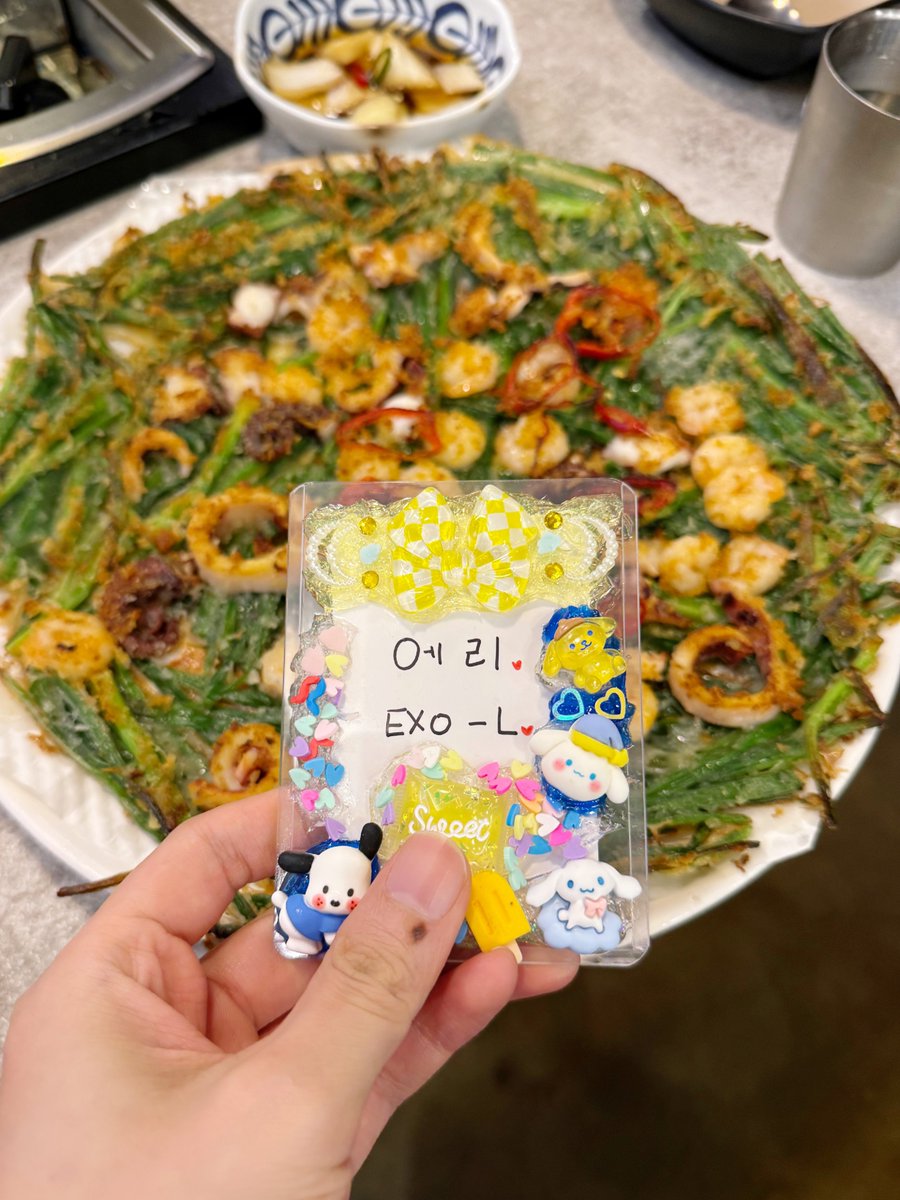 qtpiebyunbaek's tweet photo. 😭😭😭😭😭😭😭😭😭 BAEKHYUN DOESNT HAVE A POCA OF ERIS THE WAY WE HAVE HIS SO HE WROTE "ERI ❤️ EXO-L ❤️" AND MADE A TOPLOADER TO TAKE HIS PROOF SHOTS WHEN EATING ERI RECOMMENDATIONS.....

HIS HEART IS TOO TOO PURE 🥹🥹❤️❤️ https://t.co/Pd0rlDz5NP