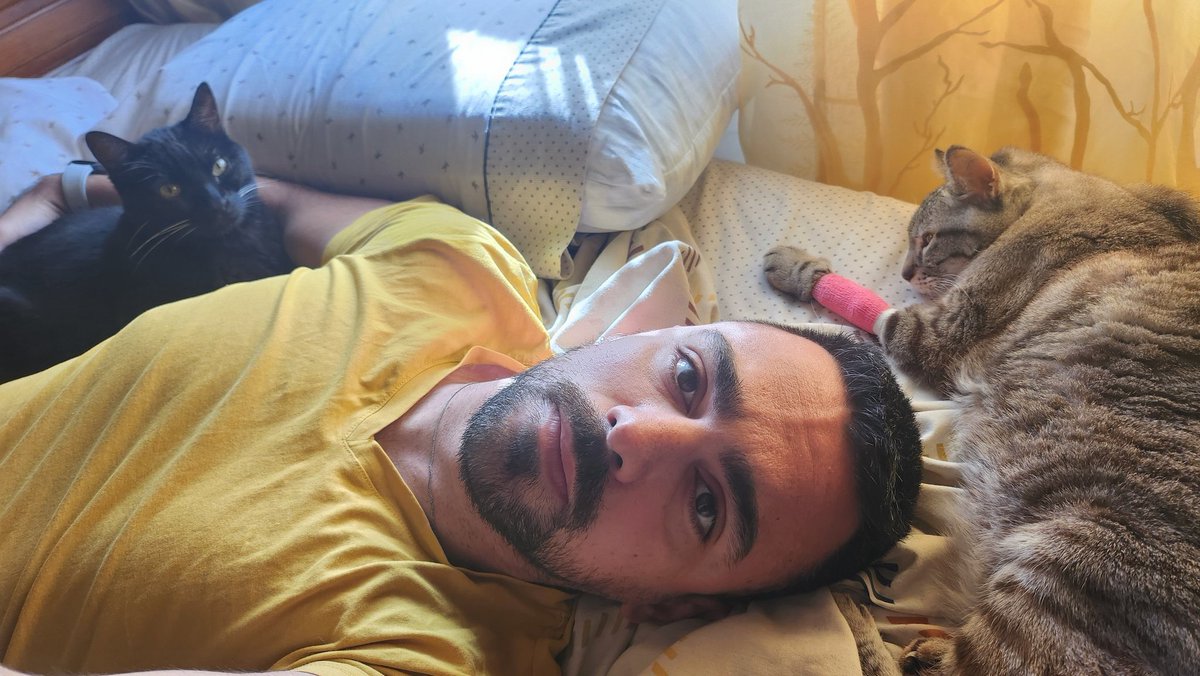 adgarez's tweet image. Nuestra ultima foto juntos 🐈💔🐈‍⬛
Hace ya un mes sin tí, Mojo, y no te imaginas lo que te echo de menos.