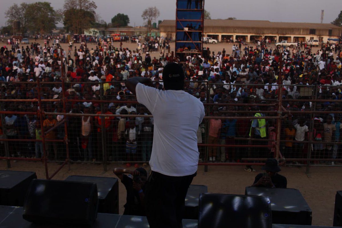 VITheLaw's tweet photo. // What a moment. Yesterday killed it at @ShokoFestival..definetly my favourite show of the year..The love and energy from the Chitungwiza crowd was incredible shoutout to my incredible team! Represented Mullbruh to the fullest!

📸 @tabo_art // https://t.co/1ojGqvm2an
