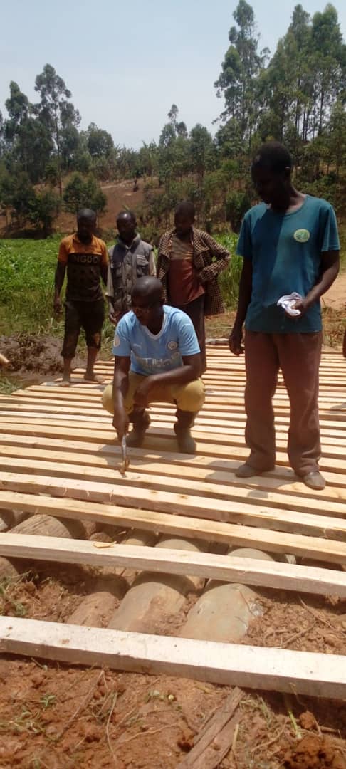 CommuneNyanza's tweet photo. #Burundi kuruyu wagatandatu28.9.2024,abenegihugu barikumwe na musitanteri wa @CommuneVugizo baramutse bakora ikiraro gihuza imitumba ya #Mbizi n'a #RABIRO kikaba cakozwe umus'umwe gusa kirara kirangiye,akaba arumunezero kuriyo mitumba. @MininterInfosBi @CnddFdd @makambaProvince https://t.co/JsizvGpfwp