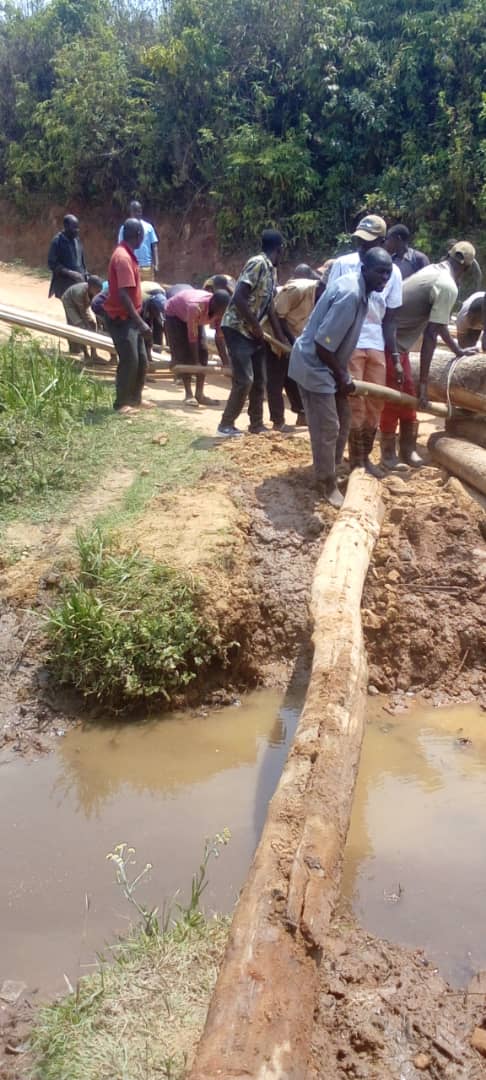 CommuneNyanza's tweet photo. #Burundi kuruyu wagatandatu28.9.2024,abenegihugu barikumwe na musitanteri wa @CommuneVugizo baramutse bakora ikiraro gihuza imitumba ya #Mbizi n'a #RABIRO kikaba cakozwe umus'umwe gusa kirara kirangiye,akaba arumunezero kuriyo mitumba. @MininterInfosBi @CnddFdd @makambaProvince https://t.co/JsizvGpfwp