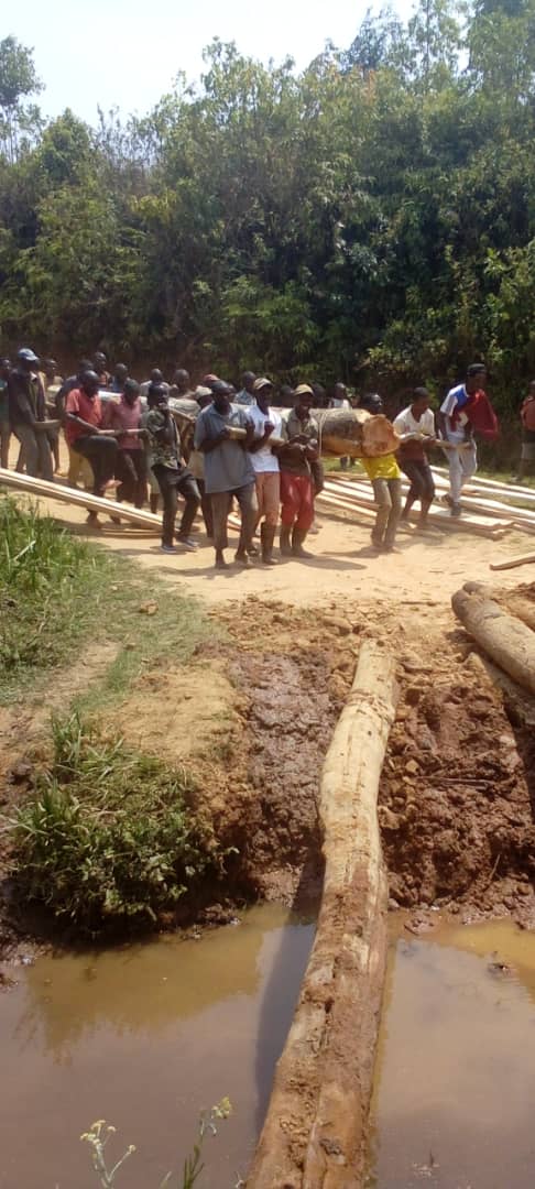 CommuneNyanza's tweet photo. #Burundi kuruyu wagatandatu28.9.2024,abenegihugu barikumwe na musitanteri wa @CommuneVugizo baramutse bakora ikiraro gihuza imitumba ya #Mbizi n'a #RABIRO kikaba cakozwe umus'umwe gusa kirara kirangiye,akaba arumunezero kuriyo mitumba. @MininterInfosBi @CnddFdd @makambaProvince https://t.co/JsizvGpfwp