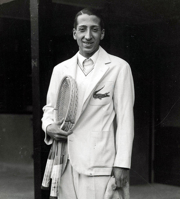 Lui, c’est René Lacoste.

Un homme qui a transformé une simple blague en un empire de 1,2 milliard d’euros.

Voici son histoire légendaire :

🧵(Et comment vous pouvez vous en inspirer pour réussir votre vie)