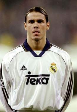 ContraSn24627's tweet photo. Jugo su primer partido en primera con 16 años, 3 meses y 23 días. Con el bicho de la partenal disputó un total de 81  encuentros marcando un solo gol, el resto es Historia, Tenerife, gloria del Real Madrid y colgaría los Botines en el Milán, Fernando Redondo sutil y elegante. https://t.co/9r2wGtBxH0