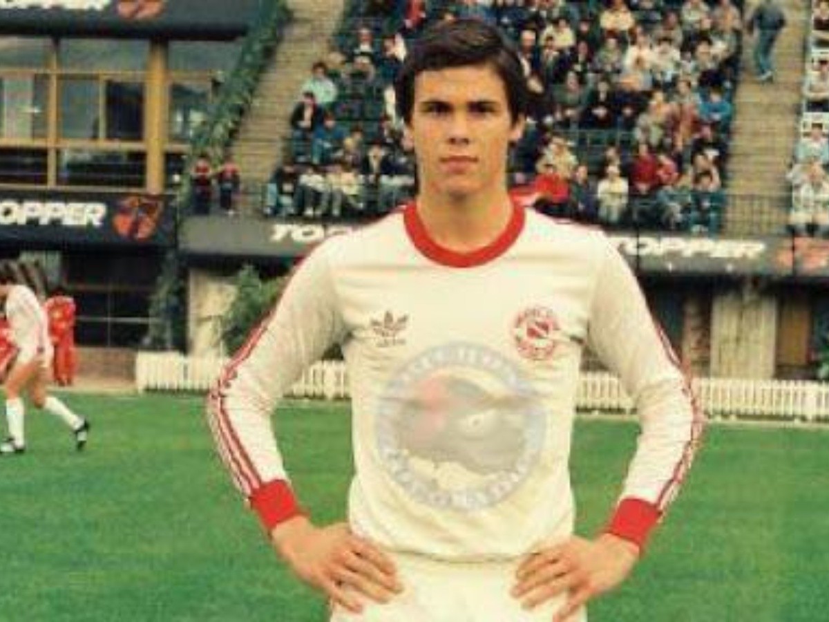 ContraSn24627's tweet photo. EFEMÉRIDES DEL DIA ‼️
El 29 de septiembre de 1985 se enfrentaron en el estadio Arquitecto Etcheverri de Ferro Carril Oeste Argentinos jrs vs Gimnasia y Esgrima La Plata, pero esa tarde sería recordada por el debut de un chiquilin llamado Fernando Redondo. https://t.co/i8wKtt7Q73