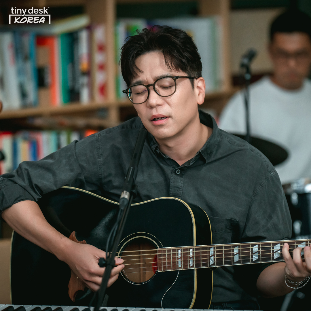 TinyDeskKorea's tweet photo. [not tiny MOMENT] 이적 🪈☁️🫲
(@jucklee)

#타이니데스크 #타이니데스크코리아 #tinydeskkorea #TDK #tinydesk #tinydeskconcert #이적 #LeeJuck #뮤직팜 https://t.co/9Z5g7gOkJB