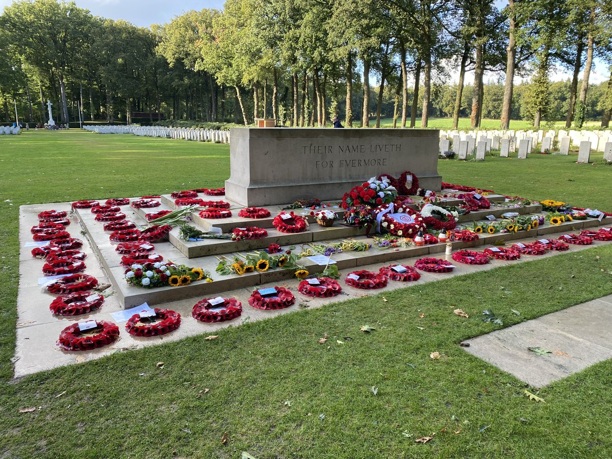 101saigon's tweet photo. At the Arnhem Oosterbeek war cemetery 

#marketgarden80 #cwgc https://t.co/Pizjkxfciu