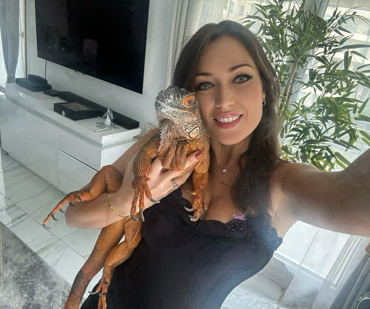 ElsaEsnoultOff's tweet photo. Avec ma petite Booba 🦎 on vous donne rdv ce soir pour votre épisode inédit des « Mystères de l’Amour » sur @TMCtv 🌹
J’espère que vous passez un bon dimanche ? 
Plein de bisousssss 💋
#weekend #sunday #my #animals #iguana #dogs #love https://t.co/mnHA3oCqkn