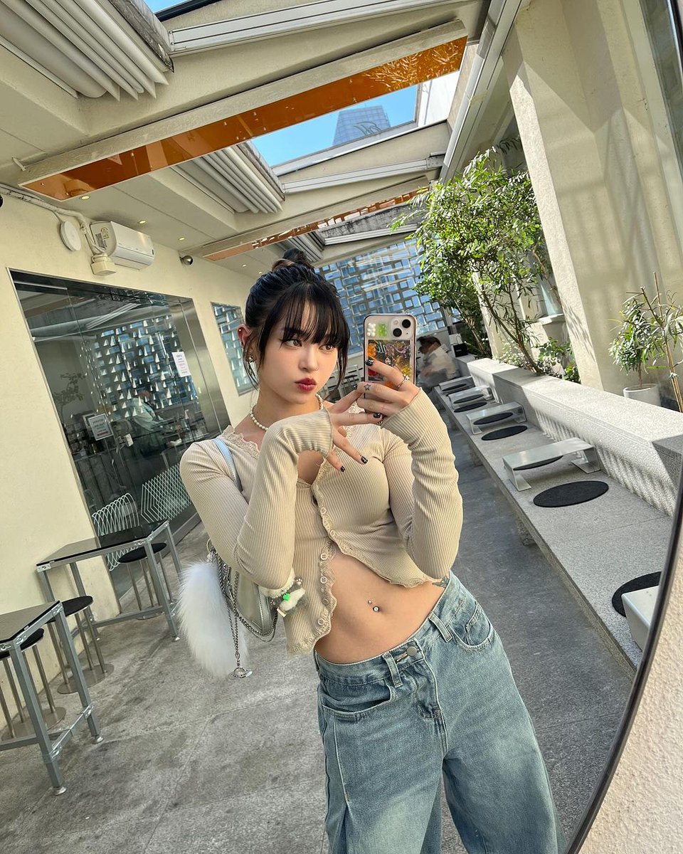 KimSeriUpdates's tweet image. 📢 #AleXaUpdate @AleXa_ZB 

IG Post Upload 
"Happy hoa hoa hoa season 🍂" 

#AleXa #알렉사 #AITrooper