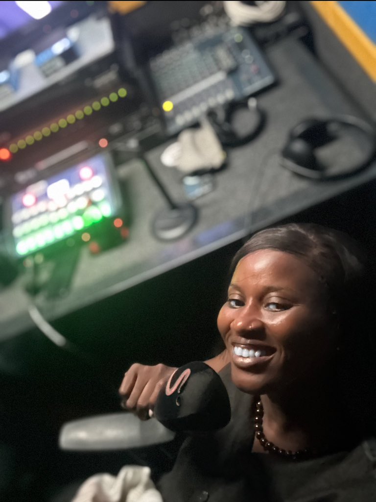 OfficialSuo's tweet image. Join me as your #OfficialPidginCommentator as Ipswich Town take on Aston Villa AND Manchester United play Tottenham Hotspur at Old Trafford.
I say GG all around, what say you? 😉 
203 on @dstv change language options to pidgin and we’re live! 🎙️⚽️ 

#EPL
#ChiefSuo
#EnergyChief…