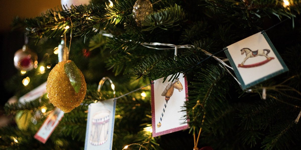 We're offering a Christmas Wreath/Table Centrepiece workshop 25-27 November.
We're opening our doors for this year's Dickensian Evening. A first for us!
We'll have a spot in Butcher's Hall on Tuesday 10th December.
Put these dates into your planners and watch this space!