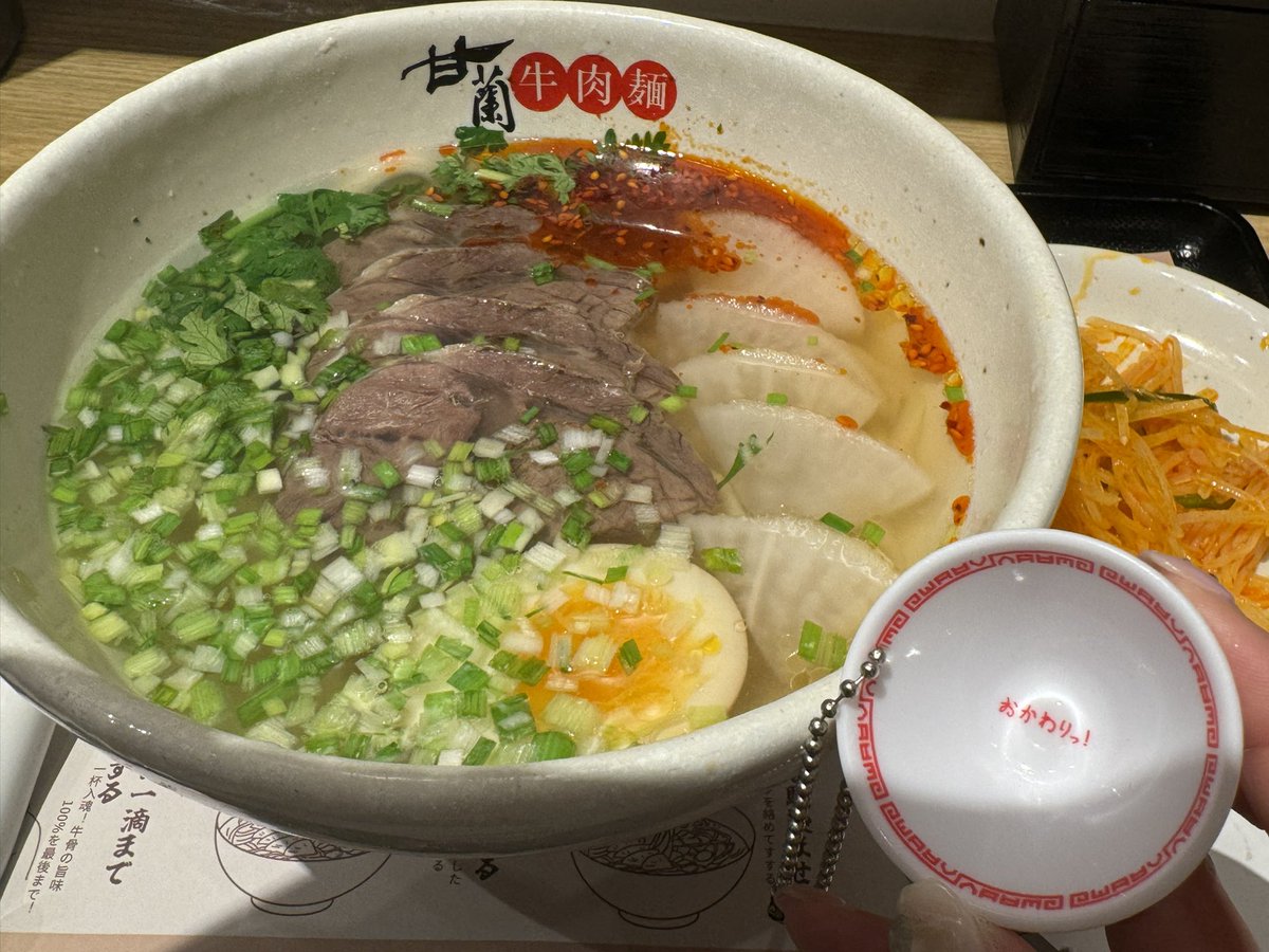 ヘンドリー誕生日イベント、去年に続き拉面店でやるの"らしさ"満点🍜🤍三角麺もちもちしてて美味しかった...🥢

(待ってる間にキメキメバチバチの並べてみたんだけど、シャオジュンのトレカがなかった、1人だけ全身ショットでごめぬ)
 #拉面王子黄冠亨