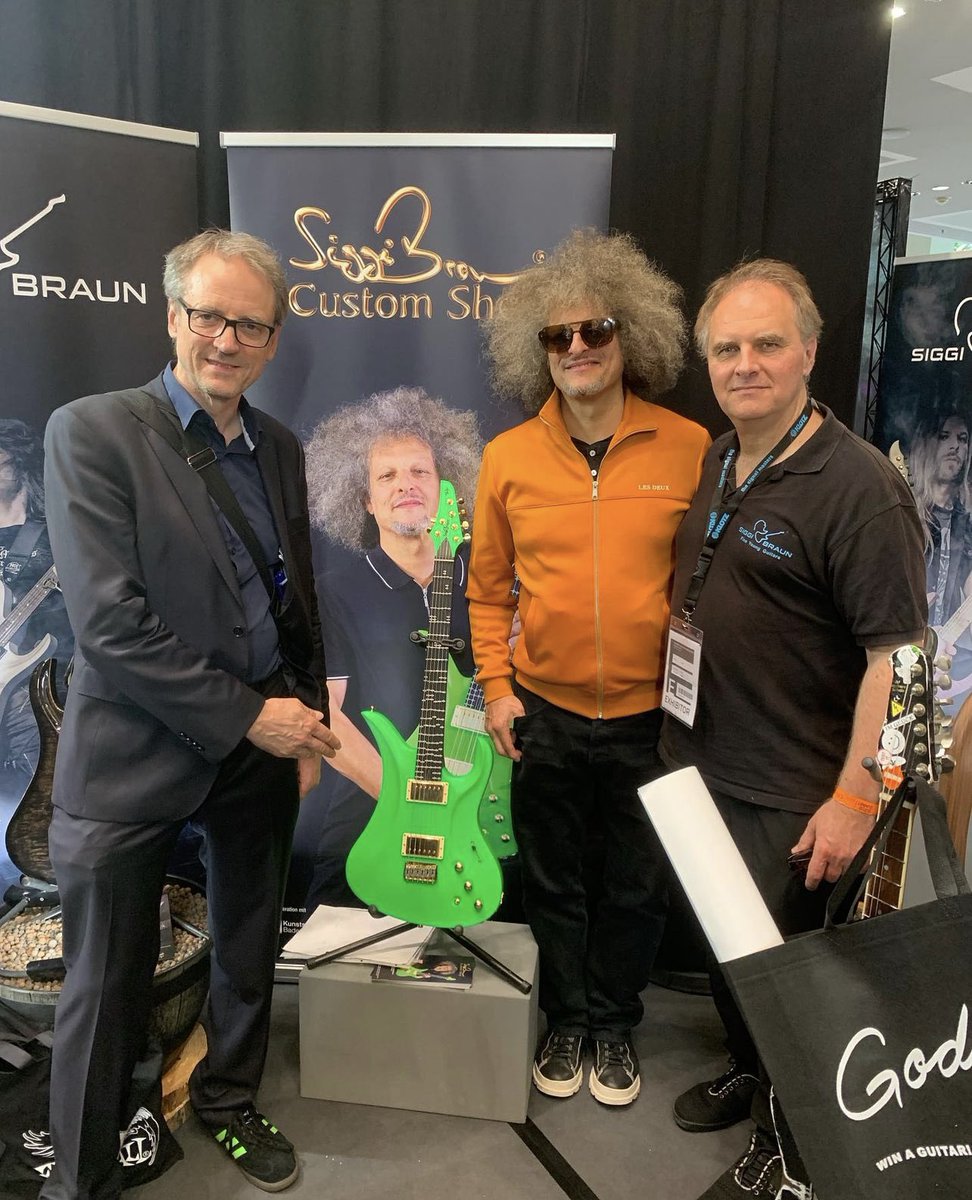 Microtonalgtrs's tweet photo. Adjustable microtonal guitar at Guitar Summit 24! Luthier Siggi Braun made an electric guitar with our adjustable fretboard for Thomas Maos https://t.co/Wr6kmO3Awq