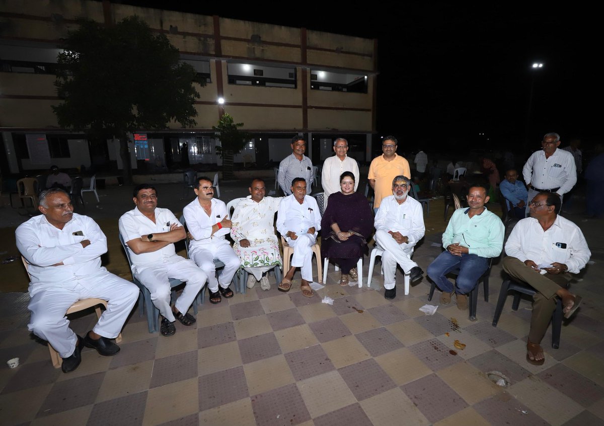 PoonambenMaadam's tweet photo. ખંભાળિયા સતવારા સમાજના વરિષ્ઠ આગેવાન શ્રી જીગનેશભાઈ પરમાર તેમજ શ્રીમતી ભાવનાબેન પરમારના પરિવાર દ્વારા આયોજિત દ્વારકાધીશજી મંદિરના શીખરે નૂતન ધ્વજારોહણમાં આગેવાનો સાથે હાજર રહી, ધ્વજાજીના દર્શન કરી ધન્યતા અનુભવી તેમજ સૌની સુખાકારી માટે પ્રાર્થના કરી.

જય દ્વારકાધીશ 🙏🏻 https://t.co/7lPt7lfot7