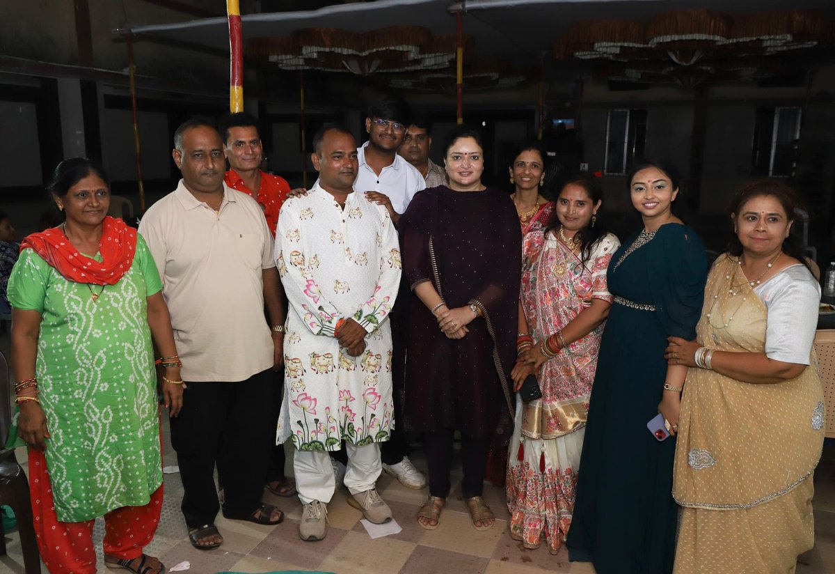 PoonambenMaadam's tweet photo. ખંભાળિયા સતવારા સમાજના વરિષ્ઠ આગેવાન શ્રી જીગનેશભાઈ પરમાર તેમજ શ્રીમતી ભાવનાબેન પરમારના પરિવાર દ્વારા આયોજિત દ્વારકાધીશજી મંદિરના શીખરે નૂતન ધ્વજારોહણમાં આગેવાનો સાથે હાજર રહી, ધ્વજાજીના દર્શન કરી ધન્યતા અનુભવી તેમજ સૌની સુખાકારી માટે પ્રાર્થના કરી.

જય દ્વારકાધીશ 🙏🏻 https://t.co/7lPt7lfot7